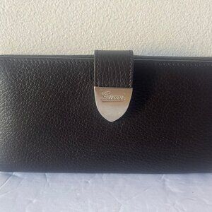 GUCCI SIGNORIA PEBBLED LEATHER FLAP FLAT LONG WALLET